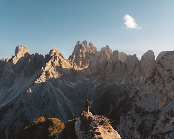 Persoon loopt naar Cadini di Misurina viewpoint in de Dolomieten.
